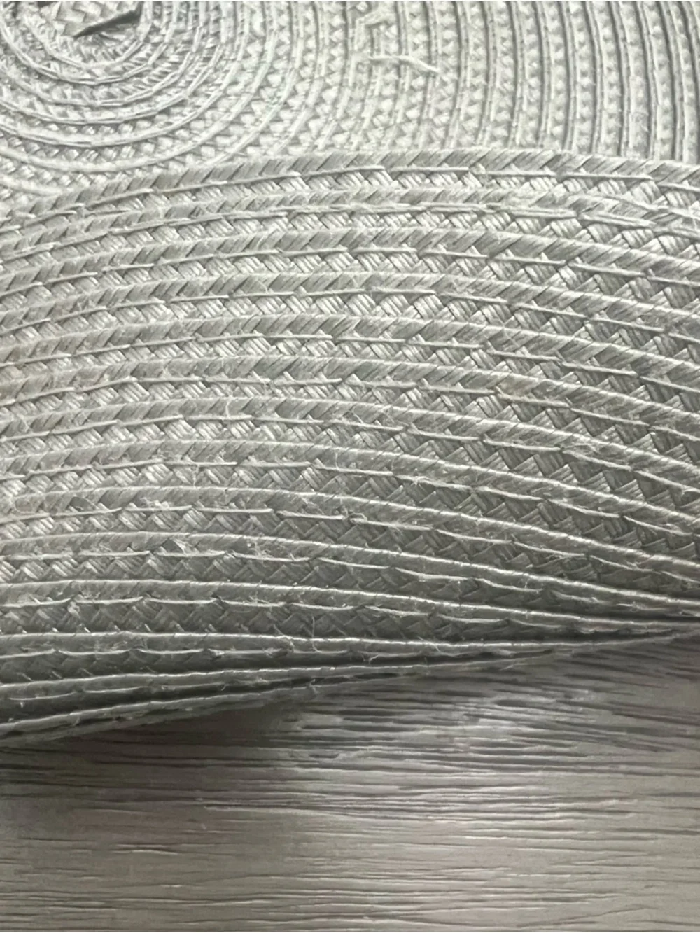Set of 4 Round Woven Placemats in Light Silver